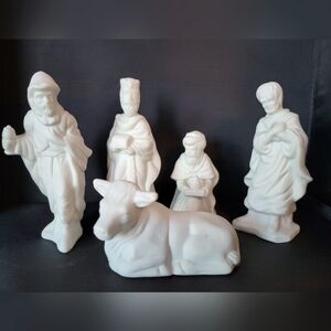 Nativity set, missing the baby Jesus and Mary